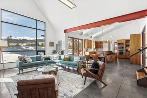 Televisión y chimenea 