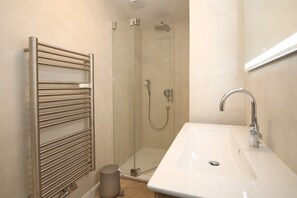 Shower, hair dryer - Ferienwohnung in Wrixum, mit 3- Zimmern auf 60m² im Reetdachhaus (Wrixum)