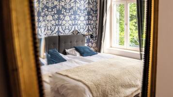 6 slaapkamers, een bureau, een strijkplank/strijkijzer, reisbedje