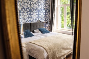 6 bedrooms, desk, iron/ironing board, travel crib - Spacious villa with 6 beautifully decorated bedrooms set in 80 acres of parkland (Chimay)