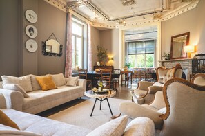 Smart TV - Spacious villa with 6 beautifully decorated bedrooms set in 80 acres of parkland (Chimay)