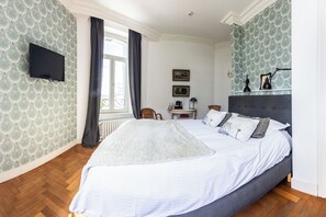 6 chambres, bureau, fer et planche à repasser, lit parapluie