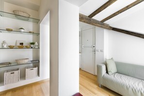 Interior - Two-room apartment in P.Romana under ancient exposed beams (Milano)