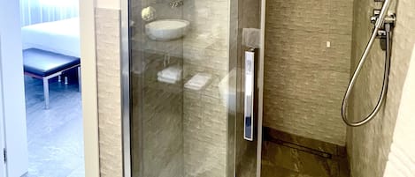 デラックス ルーム | バスルーム | シャワー、レインフォールシャワー、バスアメニティ (無料)、ヘアドライヤー