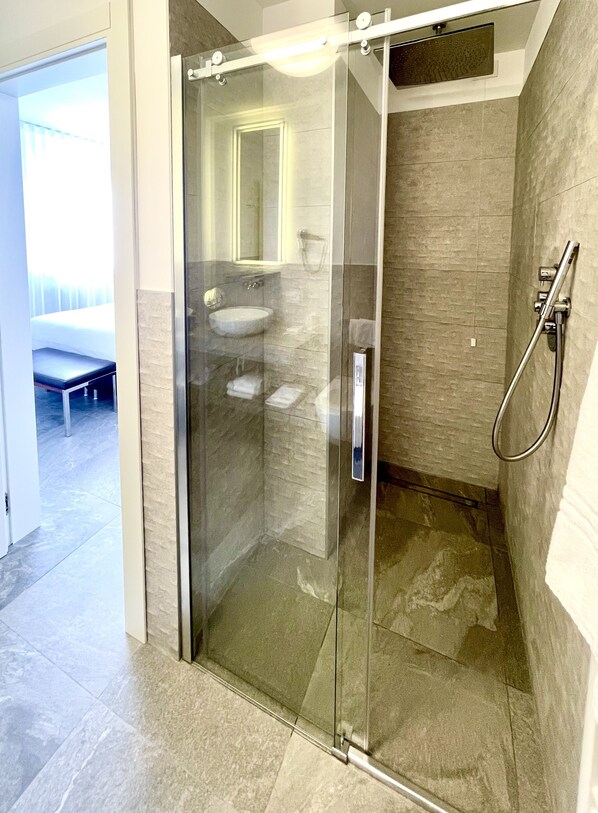 Deluxe Room | Bathroom