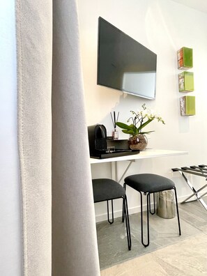 Down duvets, memory-foam beds, free minibar, in-room safe - Le Muraine  (Bergamo)