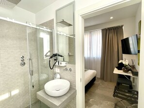 Standard Double Room | Bathroom