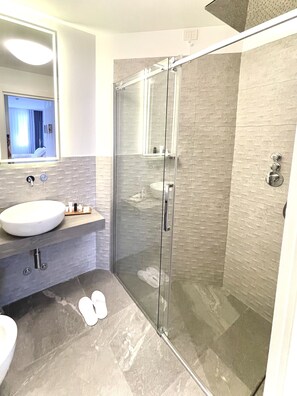 Superior Room | Bathroom | Shower, rainfall showerhead, free toiletries, hair dryer
