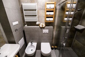 Bathtub, towels