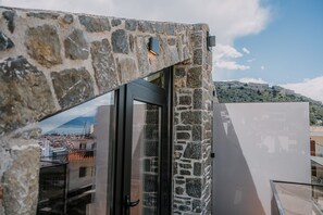 Escritorio y espacio para trabajar con laptop 