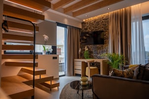 Family Executive Suite with Attic | Desk, laptop workspace, soundproofing, iron/ironing board