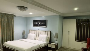 Room - Islanders Lounge and Hotel (Lagos)