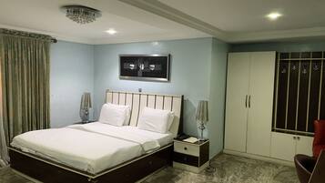 Desk, laptop workspace, soundproofing, free WiFi