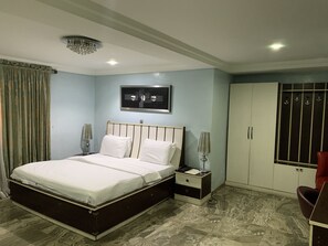 Escritorio, espacio para trabajar con laptop y insonorización 