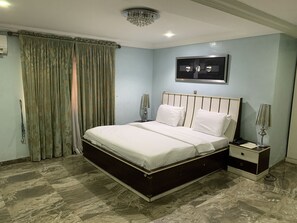 Desk, laptop workspace, soundproofing, free WiFi - Islanders Lounge and Hotel (Lagos)