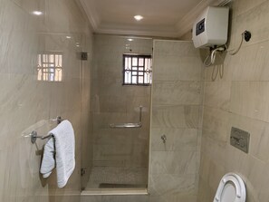 Bathroom - Islanders Lounge and Hotel (Lagos)