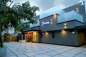 Front of property - Mairona Hotels Gulberg (Lahore)