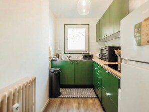 Kühlschrank, Mikrowelle, Wasserkocher mit Kaffee-/Teezubehör, Toaster