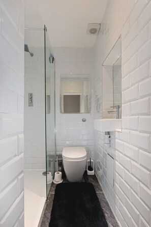 Shower, hair dryer, towels, soap - Spacious APT with Garden in Central London near Kings Cross (London)