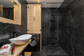 Regadera, secadora de cabello, toallas 