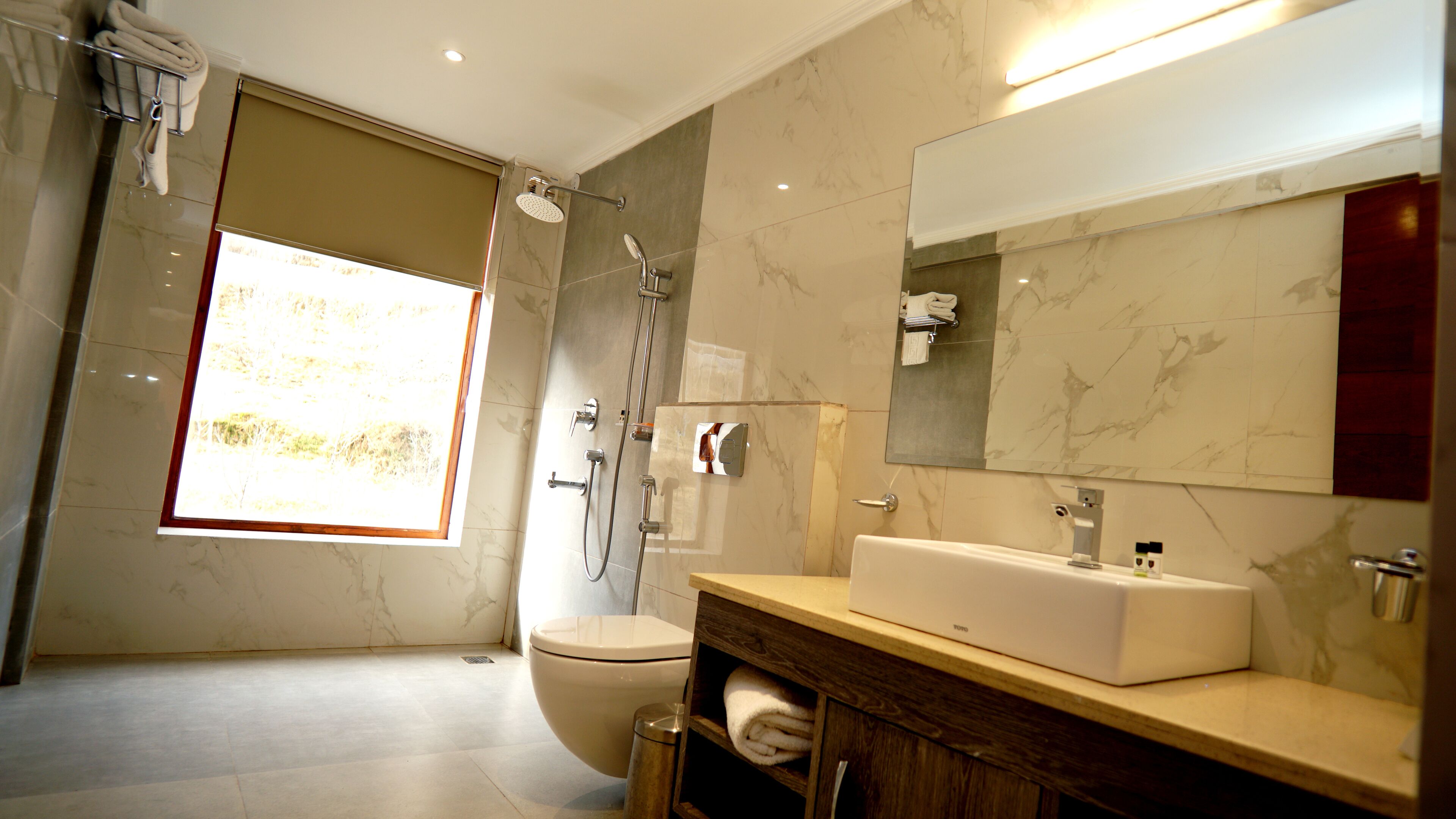 Ein modernes Badezimmer mit Dusche, Toilette und Waschtisch.