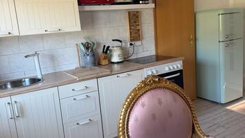 Een koelkast, een oven, een vaatwasser, een waterkoker