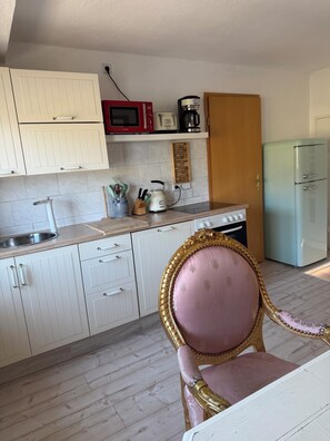 雪櫃、焗爐、洗碗機、電熱水壺