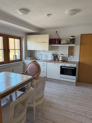 雪櫃、焗爐、洗碗機、電熱水壺