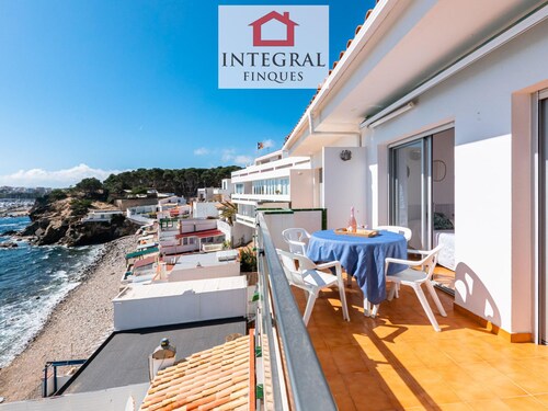 Seafront apartment with terrace, wifi, pets allowed, spectacular views
