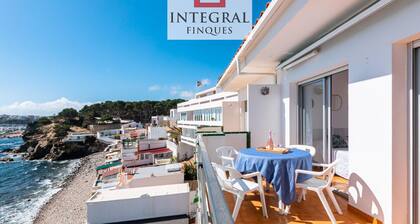 Seafront apartment with terrace, wifi, pets allowed, spectacular views