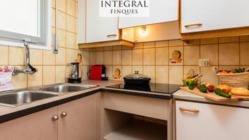 Cafetera o tetera, frigorífico, microondas y placa de cocina