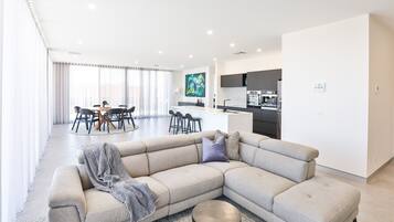 Penthouse, 2 Bedrooms, City View | Ruang tamu