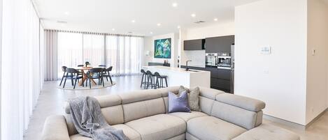 Penthouse, 2 Bedrooms, City View | Living area