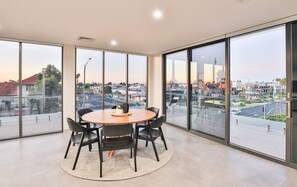 Penthouse, 2 chambres, vue ville | Coin séjour