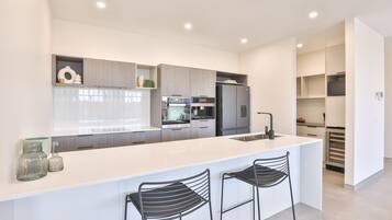 Penthouse, 3 Bedrooms, City View | Private kitchen | Full-sized fridge, microwave, oven, stovetop