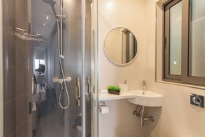 Standardlejlighed - flere soveværelser - 2 badeværelser (Exceptional Sunlit Apart Marsaskala) | Badeværelse | Kombination af bruser/badekar, hårtørrer, håndklæder, Sæbe