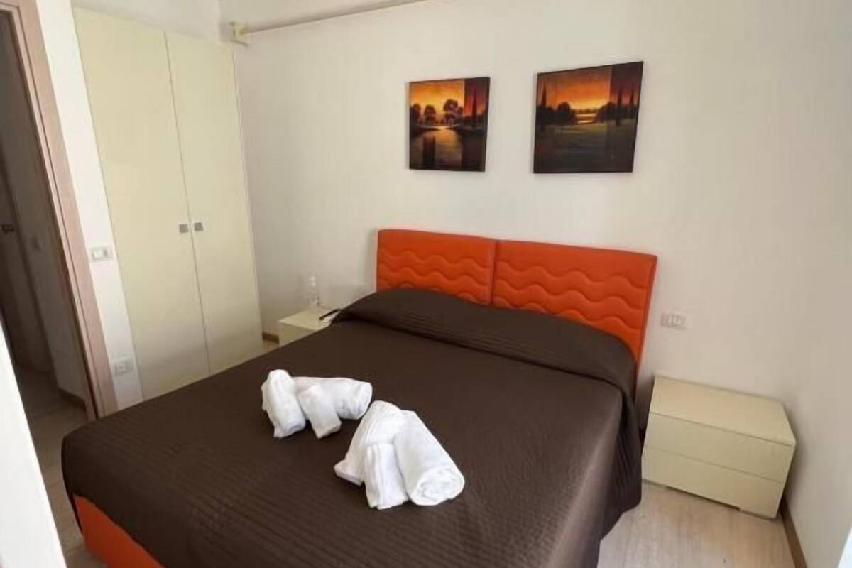 Basic Double or Twin Room | Soundproofing, WiFi (free), bed sheets