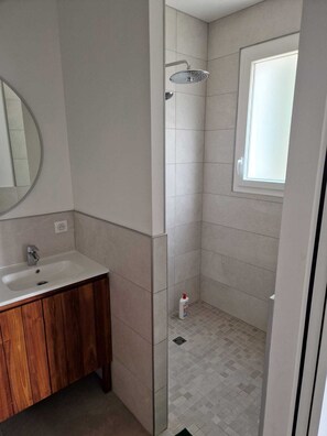 Douche, sèche-cheveux, serviettes fournies, savon