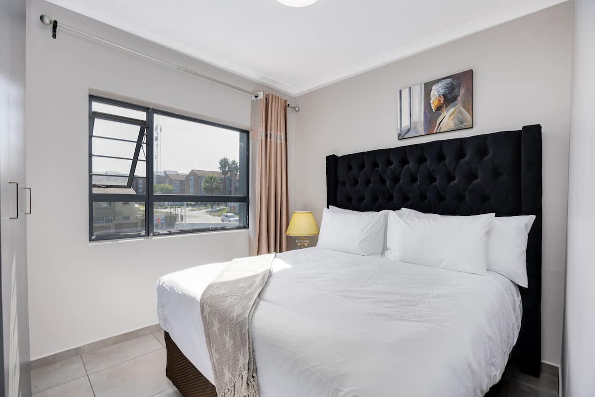 2 habitaciones, espacio para trabajar con laptop y cortinas blackout
