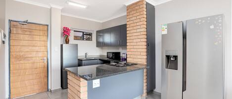 Executive Apartment | Private kitchen | Fridge, microwave, oven, dishwasher