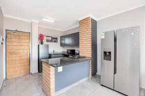 Apartamento ejecutivo | Cocina privada | Frigorífico, microondas, horno y lavavajillas