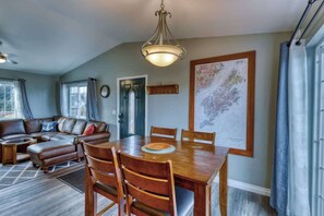 Interior - Adorable Alcove 2 Bedroom Escape Sleeps 4 (Kodiak)