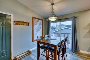 Dining - Rustic Retreat Charming 2 Bedroom Apt Sleeps 4 (Kodiak)