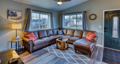 Rustic Retreat Charming 2 Bedroom Apt Sleeps 4