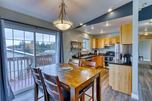 Rustic Retreat Charming 2 Bedroom Apt Sleeps 4