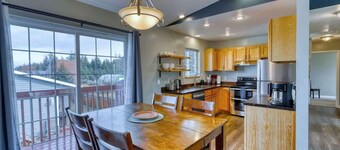 Rustic Retreat Charming 2 Bedroom Apt Sleeps 4