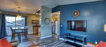 Rustic Retreat Charming 2 Bedroom Apt Sleeps 4