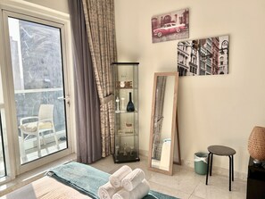 Living area - Spacious Studio Flat With Balcony in Business Bay (Dubai)