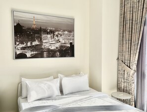 Living area - Spacious Studio Flat With Balcony in Business Bay (Dubai)