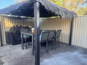 Outdoor dining - Cheerful 4 bedroom home with parking on premises (Plumpton)